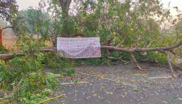 The mob blocked the main road and waved banners