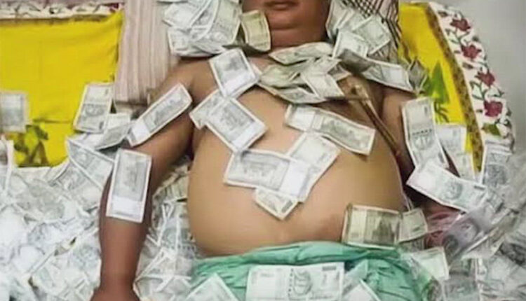 Politicians are sleeping with 500 notes scattered on the bed!